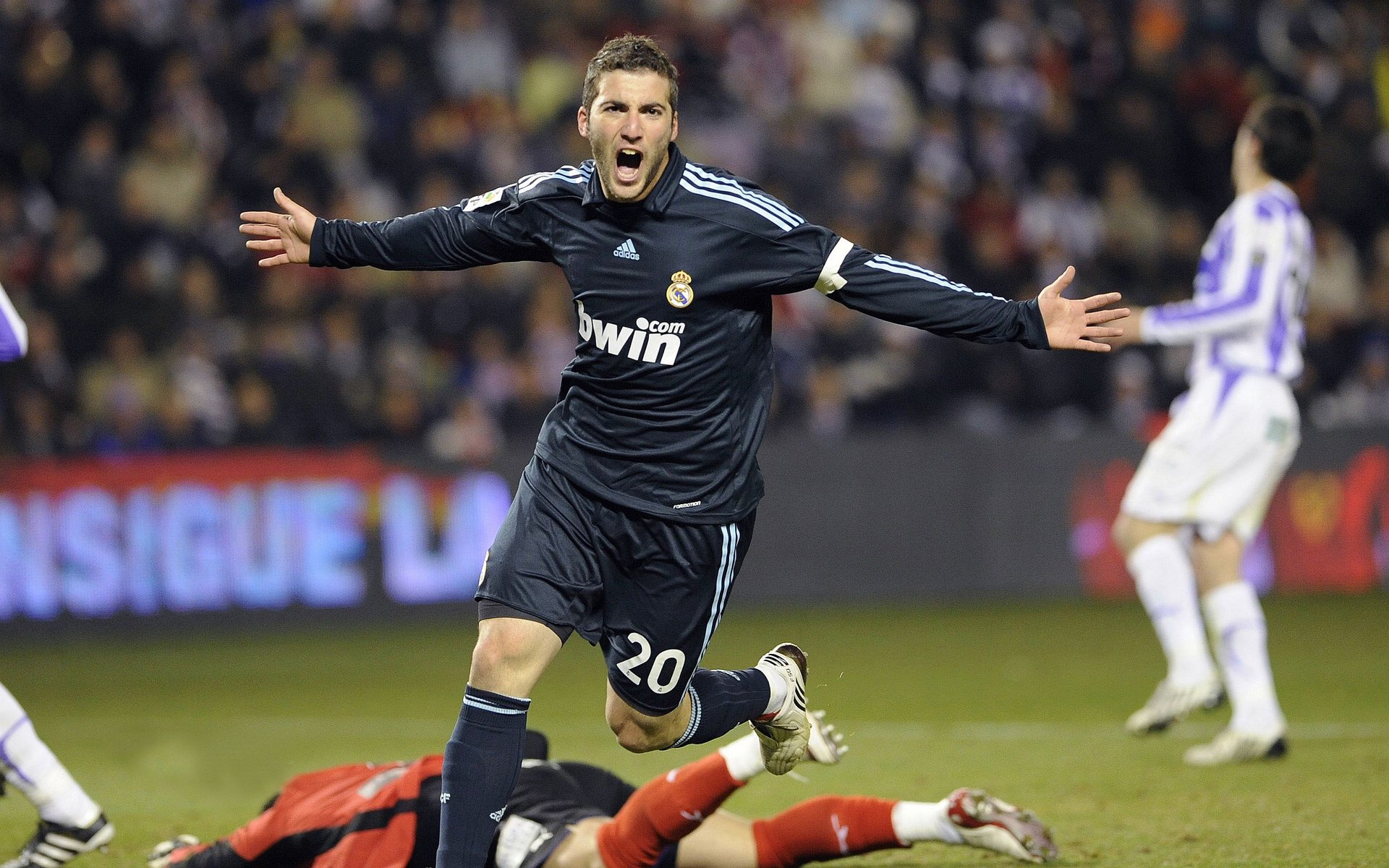 男子中长距离稳步前行，中长距离跑的动作要领